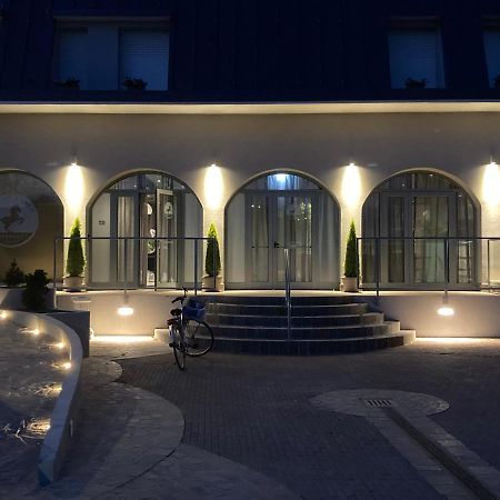 Hotel Cavallo Bianco Reggiolo エクステリア 写真